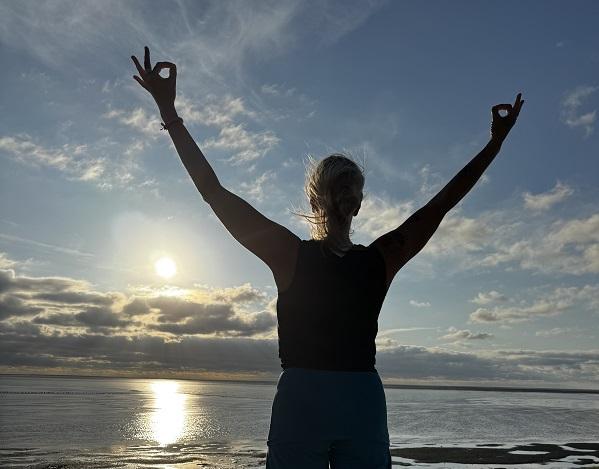 Imke Tamkus, Yogalehrerin in Friedrichskoog bei Morgengruß am Watt 