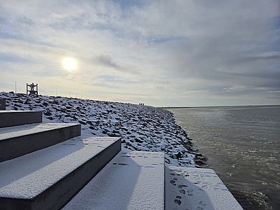 Trischendiek Strand im Schee - Blick über die verschneiten Treppenstufen
