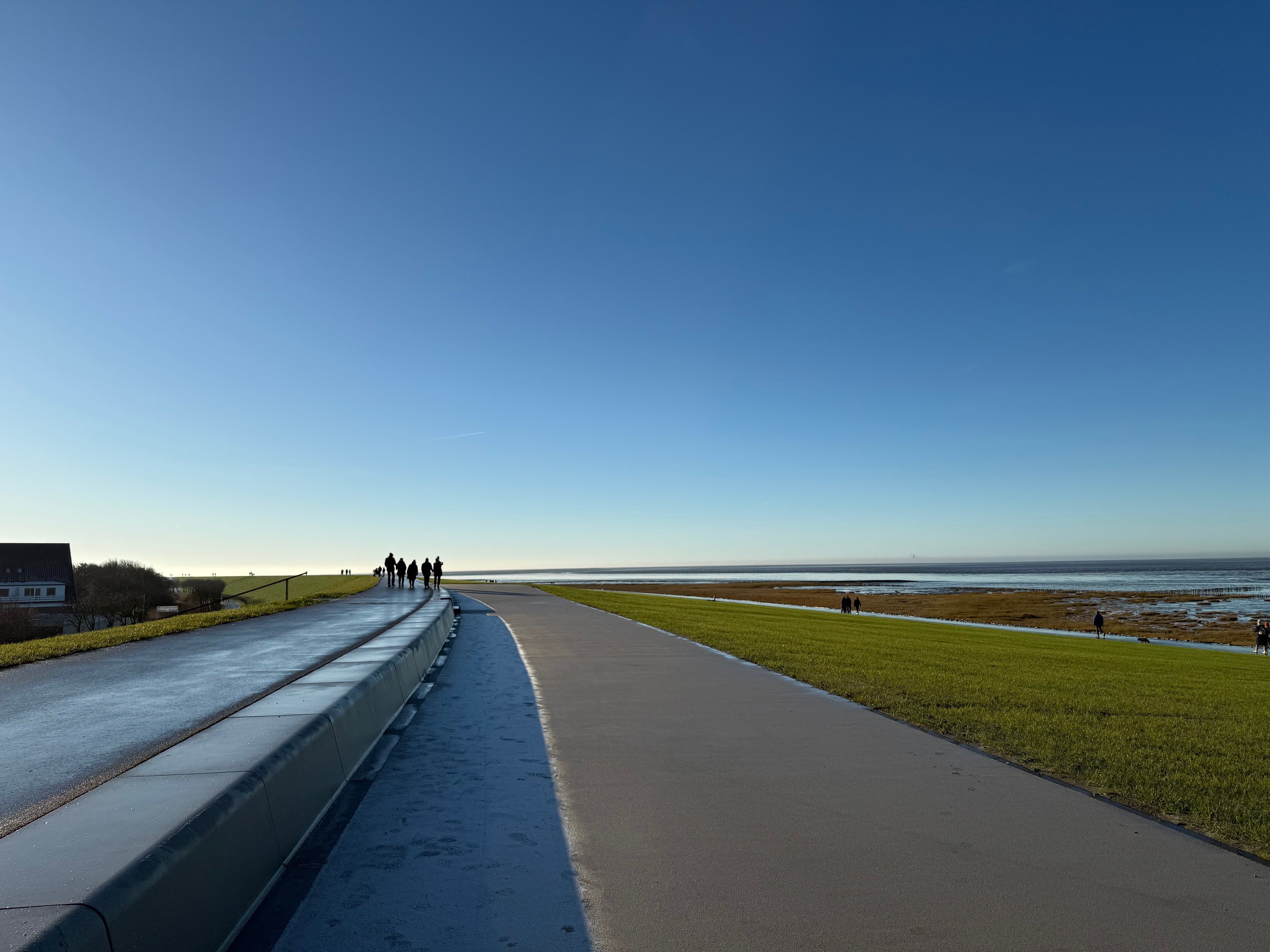Promenade auf der Deichkrone des Trischendiek Strands 