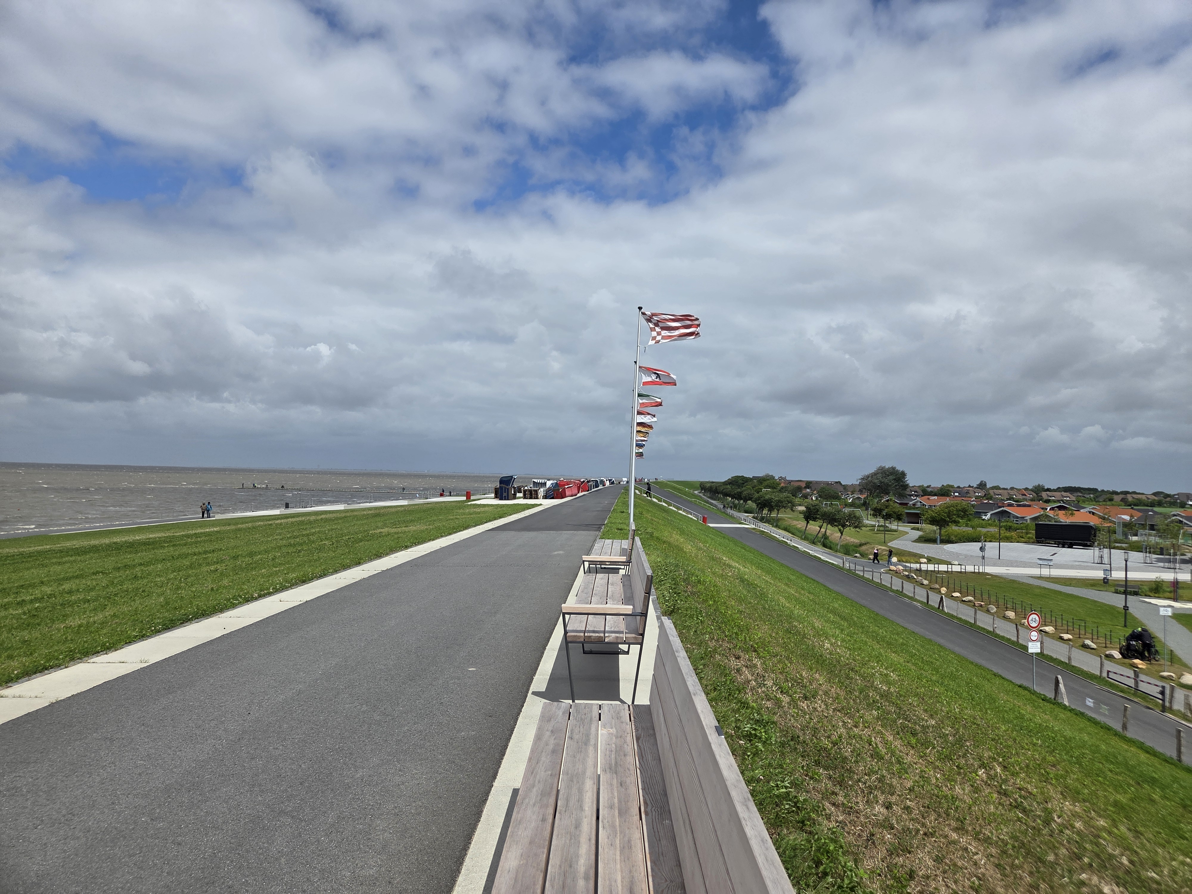 Blick von der Deichkrone des Trischendieks auf den Grünstrand links und den Trischendiek Park rechts